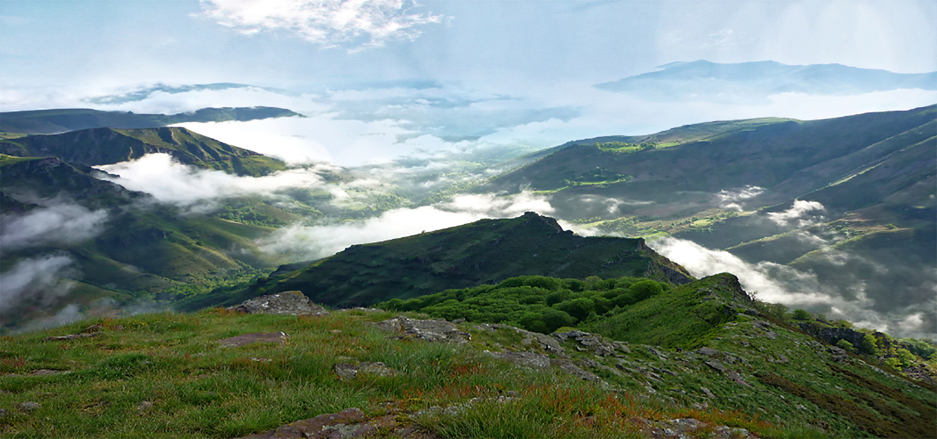montagne basque avec brouillard